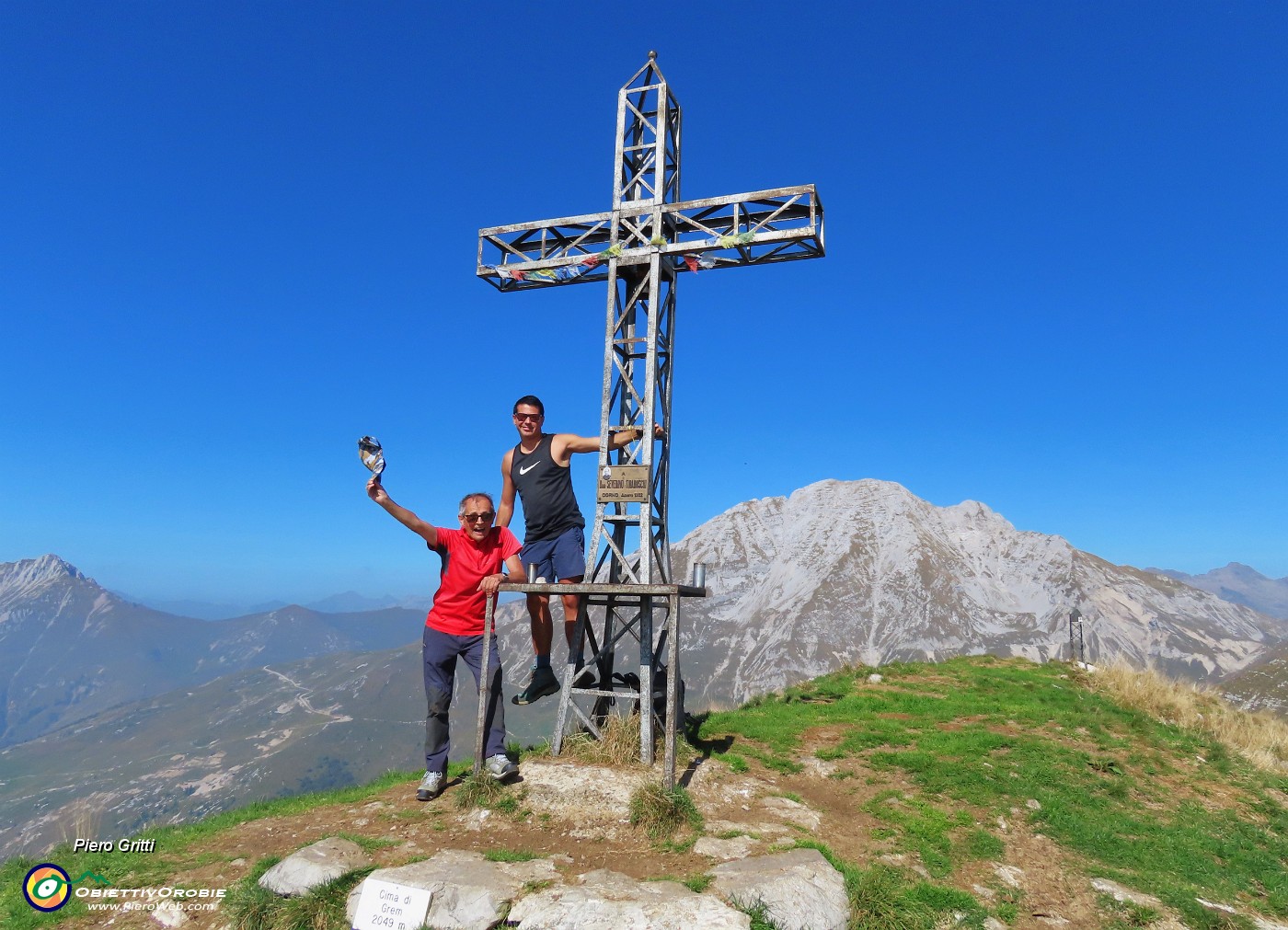 50 Alla croce di vetta di Cima Grem (2049 m) con vista in Arera.JPG